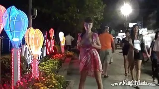 달콤한 사쿠라는 포르노 허브 사이트 사우나에서 자지를 빨아 먹는다..
