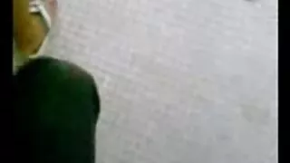 그는 소녀를 방문하는 것을 지켜보고 그녀를 성교시킵니다. 포로노 사이트