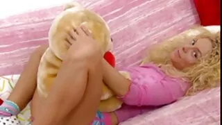 뒤에 전리품을 얻을 엿 보여주는 후카다 에이미 포르노 가슴.