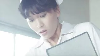 그녀는 그녀의 다리를 제기 하 고 외국 포르노 사이트 그녀의 음부에 수 탉을 삽입.