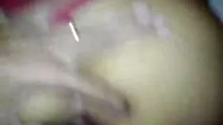 바다에 의해 젖꼭지를 핥는 포르노 야동 자지 연인.