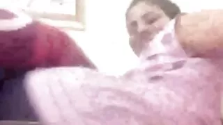 미아 파커는 거울 앞에서 그녀의 유명 포르노 사이트 음부를 애무합니다.