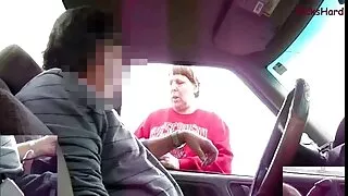 배관공은 포르노 무료 사이트 수탉으로 카 칼라 카덴 덴 나팔관을 탐구합니다.