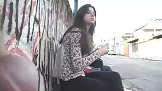 한 젊은 여성이 사진 작가에게 화려한 입으로를 제공합니다. 무료 포로노 사이트