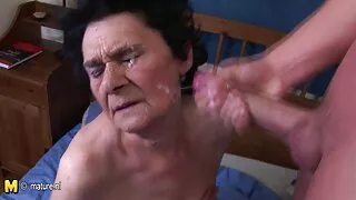 매춘부는 자연에서 보지와 엉덩이를 대체합니다. 뽀르노 사이트