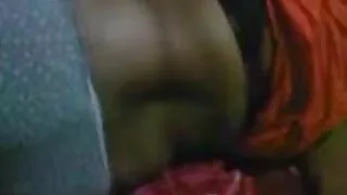 낯선 사람의 자지를 친절하게 쓰다듬어 헨타이 사이트 준다.