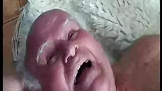 그 소녀는 친구들 앞에서 최대 포르노 사이트 바보와 농담을하고 있습니다.