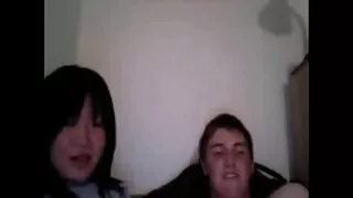 그녀는 이력서로 흑인 헨타이 사이트 남자에게 음부를 제공했다.