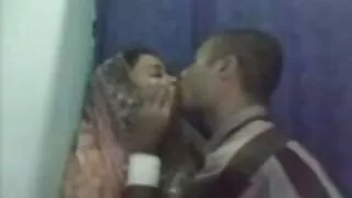 그는 발리에서 금발을 만나 자신의 성인 무료 포르노 거시기를 튀김.